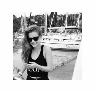 🐾 ac53c397 ICON 女人, 太阳镜, 背心, 肖像, 船, 港口, 黑白 telegram sticker