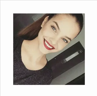 🐾 d9588a6e 女人, 肖像, 脸, 微笑, 美丽 telegram sticker