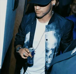 😐 8665006b pessoa, bebida, red bull, homem, boné, jaqueta whatsapp sticker