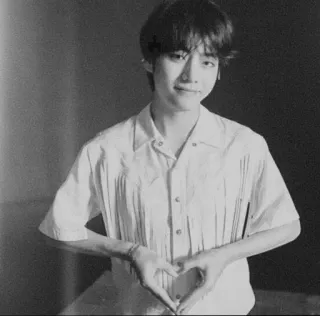 🗞 56522edb сердце, kpop, любовь, жест, человек, черно-белый whatsapp sticker