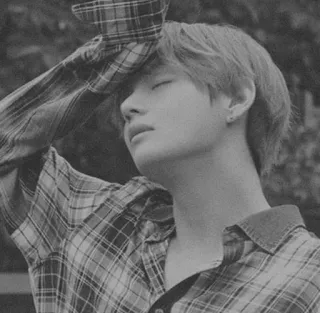 🕯 a3ad2c66 V kpop, bts, певец, корейский, айдол, мужчина, человек whatsapp sticker