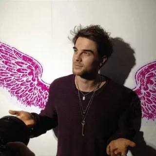 🚩 24d53821 mann, flügel, porträt, freizeitkleidung, halskette whatsapp sticker