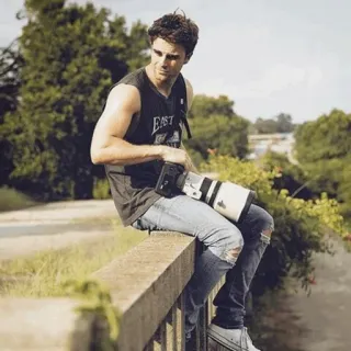 🚩 794d9e0f EAST Mann, Fotograf, Kamera, Sitzend, Draußen, Jeans whatsapp sticker