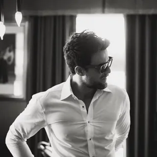 🚩 ff39af80 Mann, Sonnenbrille, weißes Hemd, Porträt, drinnen, Schwarzweiß, Mode, Erwachsener whatsapp sticker