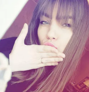 😘 0f8b60b7 mujer, selfi, beso, retrato, morena, chica whatsapp sticker