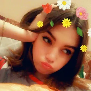 😣 6c9f657b chica, corona de flores, selfie, retrato, mujer whatsapp sticker