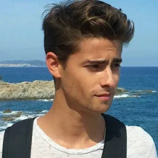 🤨 cf4fba74 ritratto, uomo, oceano, natura, viaggio, persona telegram sticker