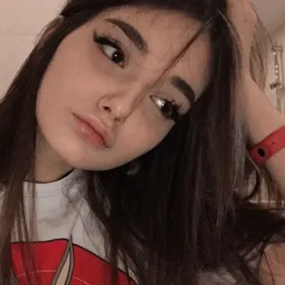 🥺 91660aab ผมสีน้ำตาล, เด็กผู้หญิง, ผู้หญิง, เซลฟี่, ภาพเหมือน, คน telegram sticker