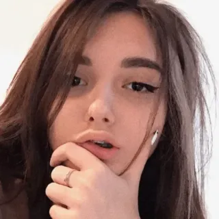 🥺 b5d7b903 ผู้หญิง, ผู้หญิง, ผมสีน้ำตาลเข้ม, ภาพเหมือน, เซลฟี่ telegram sticker