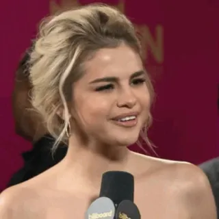 👑 1838590f Selena Gomez celebridad, cantante, mujer, actriz, micrófono, entrevista telegram sticker
