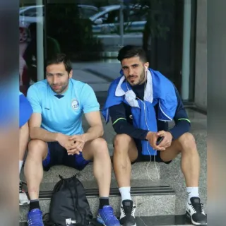 🙂 5a4991de hombres, sentado, deportes, atletas, ropa casual, fútbol, aire libre whatsapp sticker