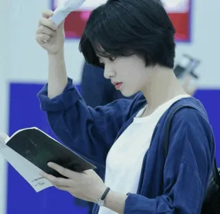 🕸 958274c7 phụ nữ, tóc ngắn, đọc sách, sách, áo khoác telegram sticker