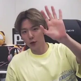 🍯 0174321e BURIEDALIVE 人物, 男人, 肖像, 室内, 挥手 telegram sticker