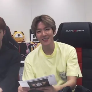 🍯 6863d707 Series 韩国, 亚洲, 男性, 人物, 男人, 坐着, 黄衬衫, 快乐 telegram sticker