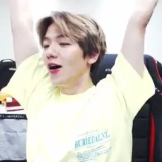 🍯 a67fae5c BURIED ALIVE 男人, 亚洲人, 韩国人, 庆祝, 黄色, T恤, 举手 telegram sticker