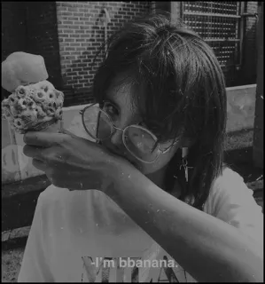 ◾️ 36c33939 I'm bbanana. persoon, vrouw, ijs, bril, zwart-wit, portret whatsapp sticker