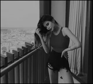 ◽️ 4b120c67 vrouw, stadsgezicht, buiten, balkon, portret whatsapp sticker