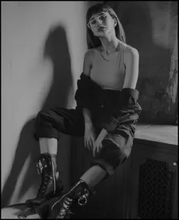 ◽️ 62e8ddb3 vrouw, mode, portret, laarzen, stijl, zwart-wit, bril, model whatsapp sticker