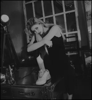 ◾️ 88e89a87 vrouw, jurk, sneakers, zwart wit, binnen, blond, mode, zittend whatsapp sticker