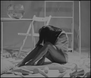 ◾️ 8a2add9c Vrouw, Zittend, Vloer, Verdrietig, Wanhoop, Emotie, Zwart-wit, Alleen whatsapp sticker