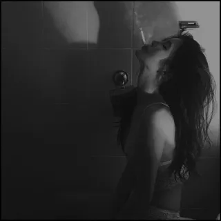 ◾️ a4b4a9b4 vrouw, roken, sigaret, portret, zwart wit, sensueel whatsapp sticker