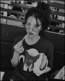 ◽️ d381782d vrouw, meisje, McDonald's, eten, eten, portret whatsapp sticker