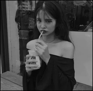 ◽️ de2bbf25 vrouw, drankje, aziatisch, portret, off shoulder, zwart wit whatsapp sticker