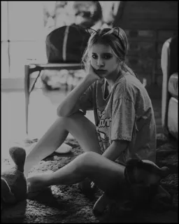 ◾️ e42bd2e9 meisje, tiener, jonge vrouw, zittend, binnen, monochroom whatsapp sticker