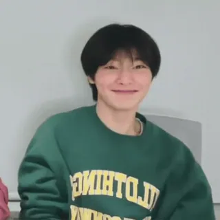 🍩 27c0e418 HILTON vêtement, pull, portrait, homme, intérieur, sourire telegram sticker