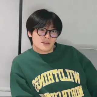 🍩 92ea68b9 NORTH COUNTRY homme, lunettes, pull, vêtements, portrait, personne telegram sticker