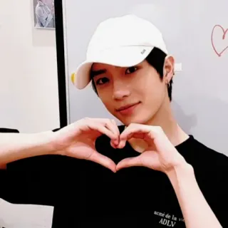 🐻 2510d0ac acme de la vie ADLV Mann, Herz, weiße Mütze, lächelnd, Koreanisch, Asiatisch, K-Pop whatsapp sticker