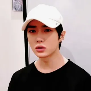 🐻 699f72e7 Mann, Porträt, Person, Hut, Casual, Kpop whatsapp sticker