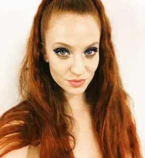 🌈 732e0d4a ภาพเหมือน, ผู้หญิง, ผมแดง, ความงาม, แต่งหน้า, ใบหน้า, ทรงผม telegram sticker