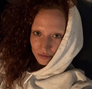 🌈 8366382b ผู้หญิง, ผมแดง, เสื้อฮู้ด, ภาพเหมือน, คน, เพศหญิง telegram sticker