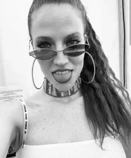 🌈 8588a068 ผู้หญิง, แว่นกันแดด, ภาพเหมือน, ผู้หญิง, เซลฟี่, หน้า telegram sticker