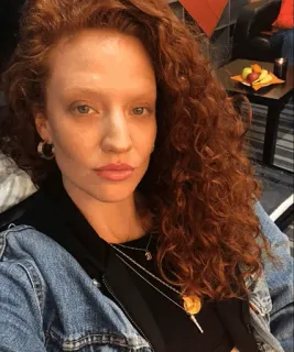 🌈 8bd79234 ผู้หญิง, ผมแดง, ภาพเหมือน, ผมหยิก, เซลฟี่, ผู้หญิง telegram sticker