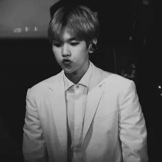 🥀 5989358b đàn ông, veston, kpop, châu á, bĩu môi, trắng đen, ca sĩ whatsapp sticker