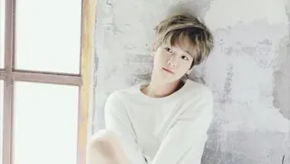 🖤 b9060537 osoba, portret, mężczyzna, casual, wewnątrz, okno telegram sticker