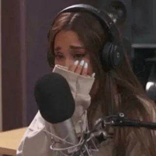 🗞 47ac8745 Ariana Grande плачущий, расстроенный, эмоциональный, грустный, знаменитость, певец whatsapp sticker