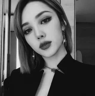 🥀 9520eec6 woman, portrait, monochrome, jewelry, face, black and white telegram sticker