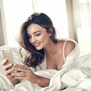 🕊 c4f6936f 女人, 床, 智能手机, 模特, 肖像, 室内, 人, 躺着 telegram sticker