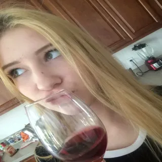 😱 26abe55e ワイン, 女の子, 飲み物, アルコール, ブロンド, グラス telegram sticker