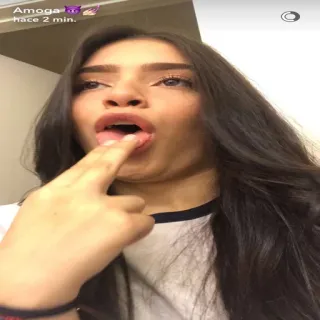😍 71c00999 Amoga 自撮り, 女性, 舌, ジェスチャー telegram sticker