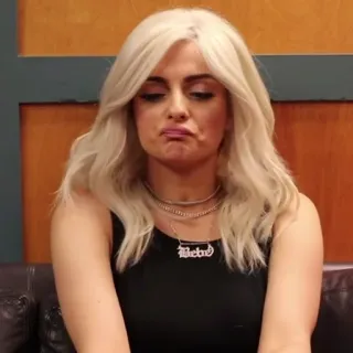 🤷 75bd6923 Beba kobieta, blond włosy, naszyjnik, portret, smutny telegram sticker