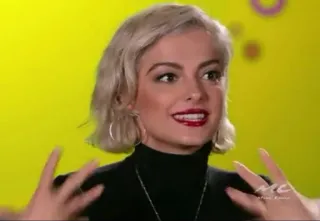 🐝 7bb2e38e phụ nữ, cười, tóc vàng, chân dung telegram sticker