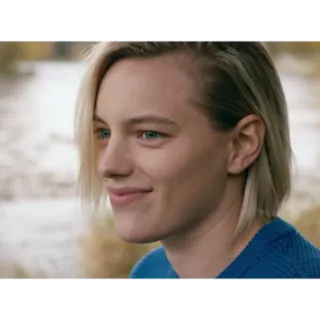 🍃 794af20f personne, femme, portrait, cheveux blonds, pull bleu, souriant telegram sticker