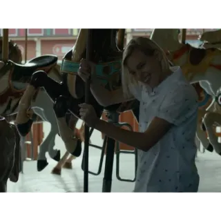 🌱 9e915418 carrousel, femme, fun, parc d'attractions, manège telegram sticker