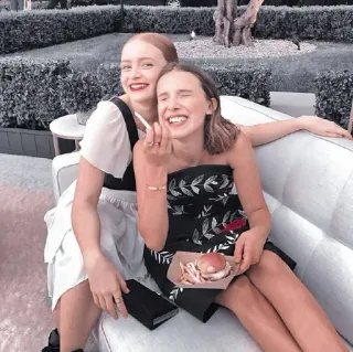 🌟 3c0fc7ee Millie Bobby Brown, Sadie Sink, Friends, Filles, Burger, Frites, Célébrités, Candid whatsapp sticker