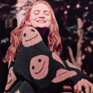 🌟 56549928 sourire, femme, mode, joyeux, pull, visage souriant whatsapp sticker