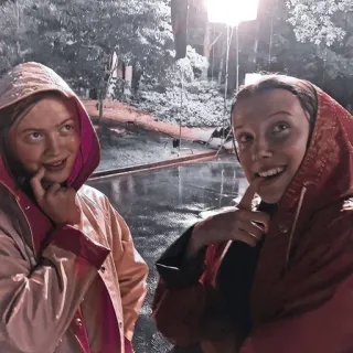 🌟 d474c638 pluie, imperméable, personnes, fille, femme whatsapp sticker